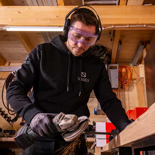 Martin schleift Metallstück