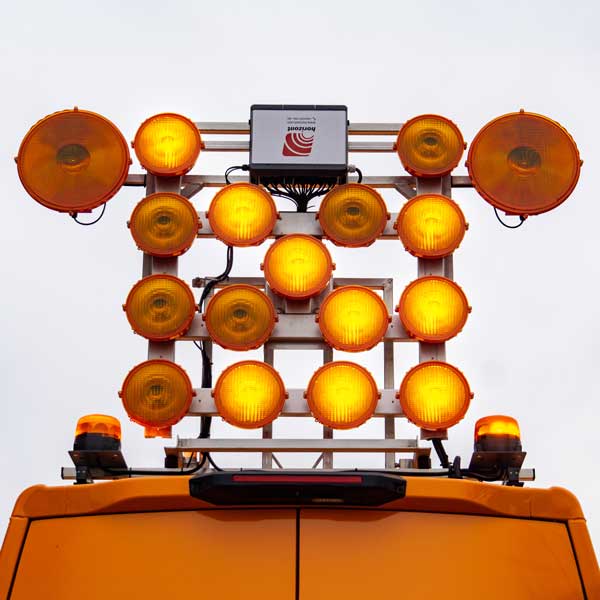 Autobahnfahrzeug mit Signalpfeil auf dem Dach