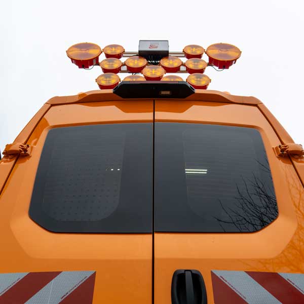 Autobahnfahrzeug mit Signalpfeil auf dem Dach