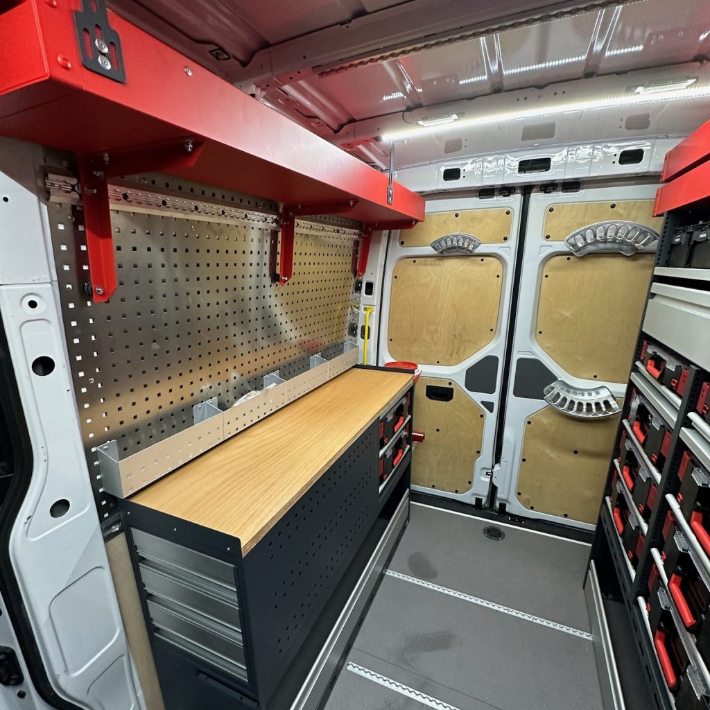 Innenansicht eines Werkstattfahrzeuges mit Würth Regaleinrichtung und Werkbank