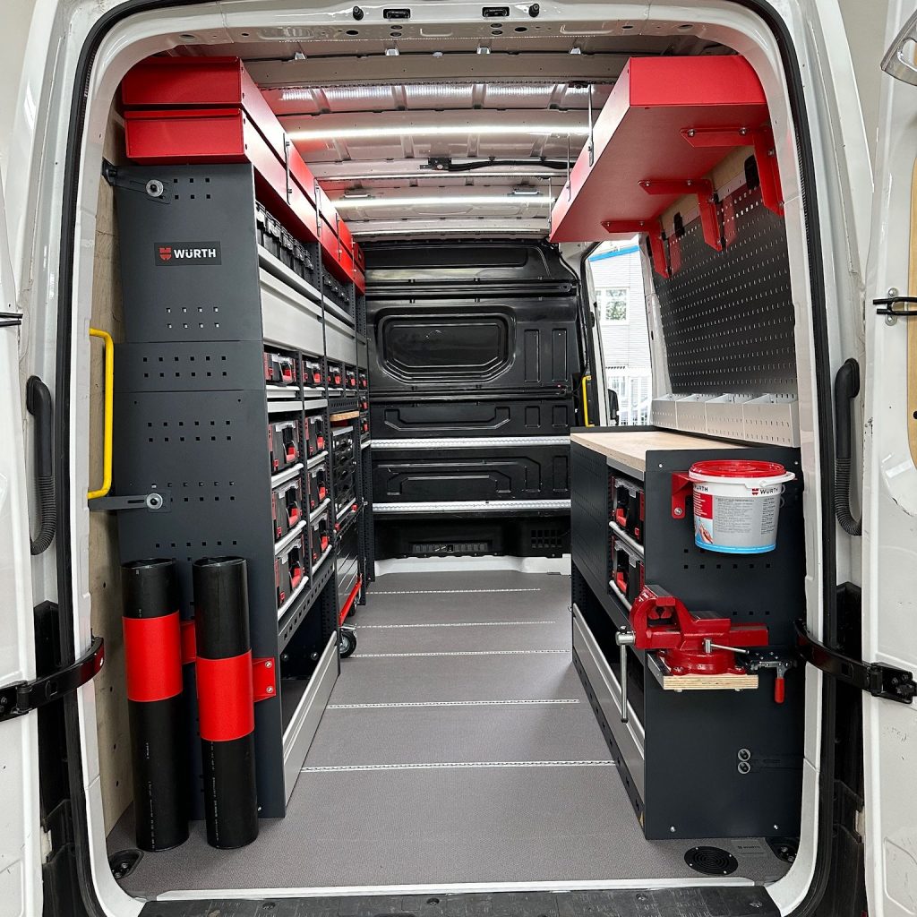 Innenansicht eines Werkstattfahrzeuges mit Würth Regaleinrichtung