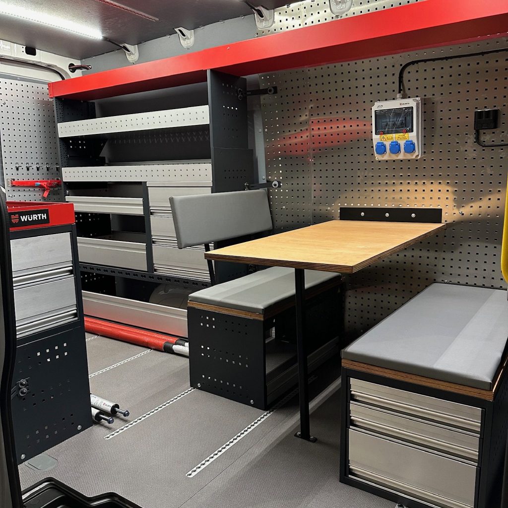 Innenansicht eines Werkstattfahrzeuges mit Würth Regaleinrichtung
