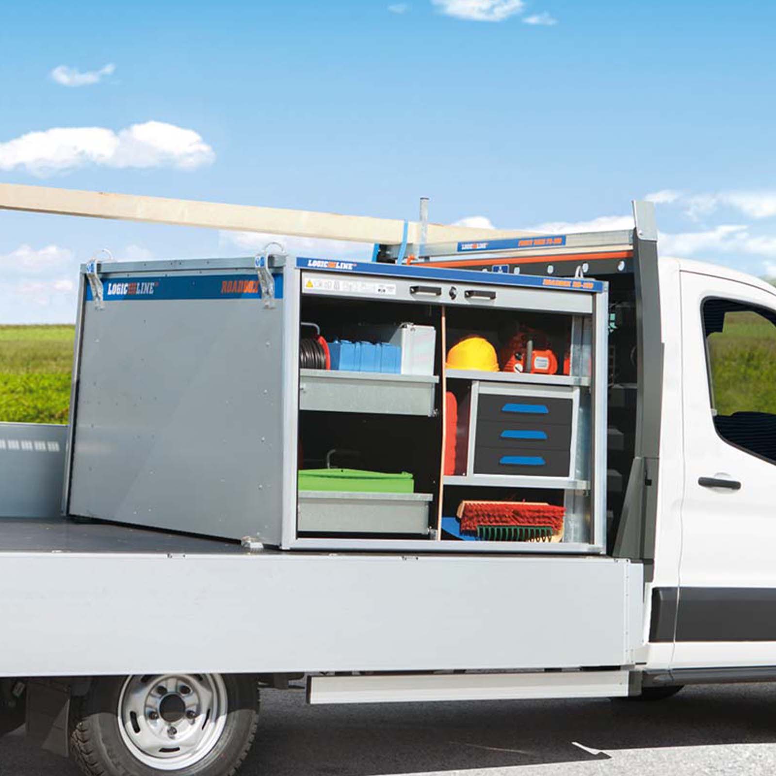 Pickup / Pritschenwagen mit LogicLine Transportbox auf der Ladefläche