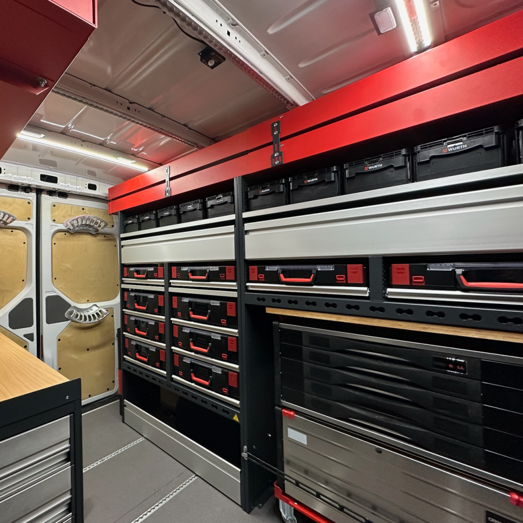 Innenansicht eines Werkstattfahrzeuges mit Würth Regaleinrichtung